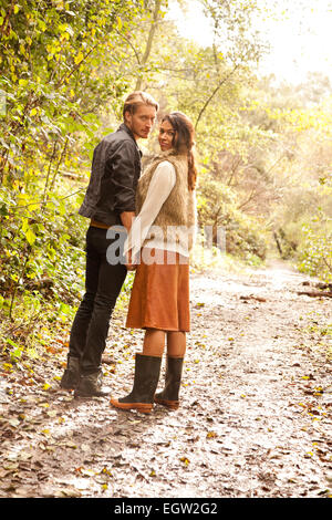 La femme et l'homme sur le chemin dans les bois. Banque D'Images