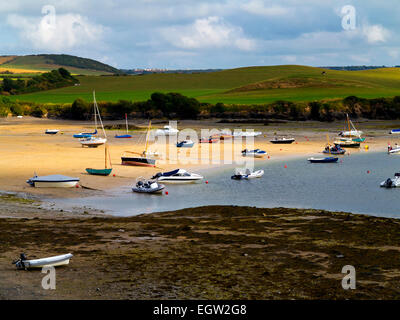 Bateaux amarrés à marée basse à Rock une ville côtière sur la rivière Camel Estuary Padstow en Cornouailles Du nord au sud ouest de l'Angleterre UK Banque D'Images