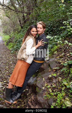 Woman leaning on l'homme contre un rocher. Banque D'Images