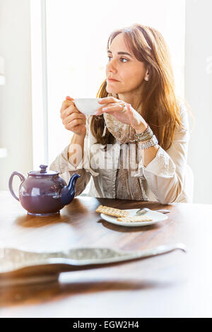 Femme prenant le thé. Banque D'Images