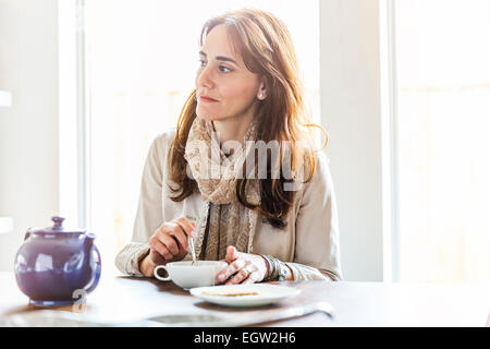 Femme prenant le thé. Banque D'Images