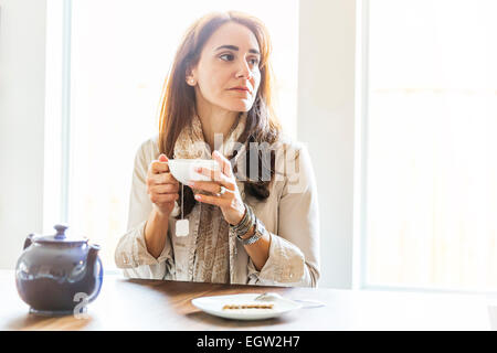 Femme prenant le thé. Banque D'Images