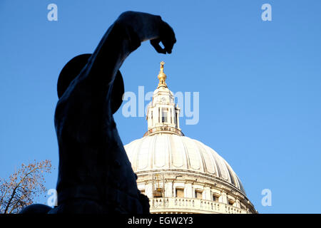Une vue rapprochée d'une statue et le dôme de la cathédrale St Paul. Banque D'Images