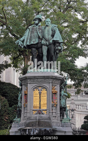 Des statues de chefs d'Egmont et de Hornes (par Charles Auguste Fraikin) dans le Square du Petit Sablon, Bruxelles, Belgique. Banque D'Images