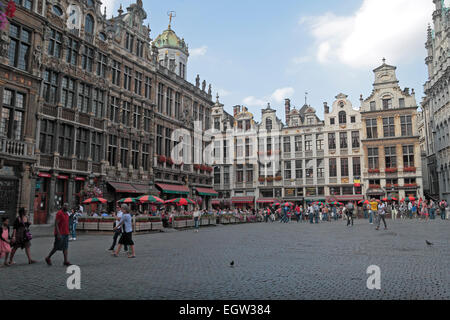 Vue générale vers les cafés et restaurants dans le coin nord de Grote Markt (Grand Place) à Bruxelles, Belgique. Banque D'Images