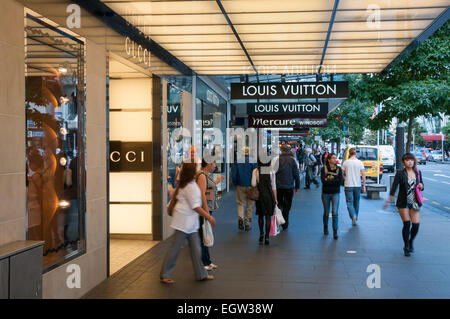 Shoppers sur Queen Street, Auckland, île du Nord, en Nouvelle-Zélande. Banque D'Images