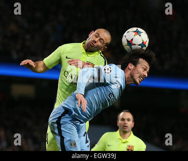 Manchester, UK. Feb 24, 2015. Javier Mascherano de David Silva de défis Barcelone Manchester City - Ligue des Champions - Première étape-16 dernière Manchester City vs Barcelona - stade Etihad - Manchester - Angleterre - 24 février 2015 © csm/Alamy Live News Banque D'Images