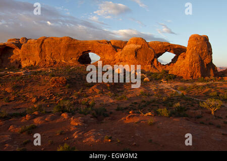 Les fenêtres nord et sud au coucher du soleil dans le parc national d'Arches, Utah Banque D'Images