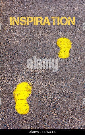 Traces jaunes sur trottoir vers d'Inspiration message.Conceptual image Banque D'Images