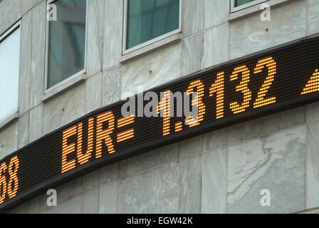 Stock Market ticker avec euro LONDON UK Europe Banque D'Images