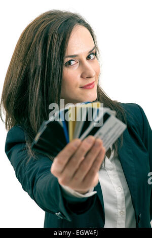 Femme avec beaucoup de différentes cartes de crédit. Isolé sur blanc. Banque D'Images