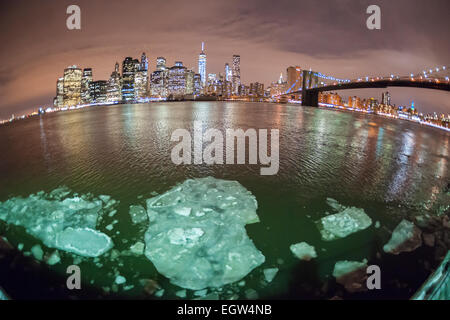 Le ciel de New York est vu à travers l'East River à partir de Brooklyn, le mardi 24 février 2015. Des morceaux de glace flottant dans la rivière en raison du temps froid a causé le service de traversier à être suspendu mardi. L'East River, les bateaux sont plus petits que celui utilisé sur la rivière Hudson et seraient plus susceptibles d'être endommagés. (© Richard B. Levine) Banque D'Images