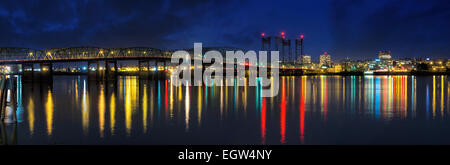 Le passage de la rivière Columbia Interstate 5 Bridge de Portland Oregon à Vancouver Washington Skyline Panorama de nuit Banque D'Images