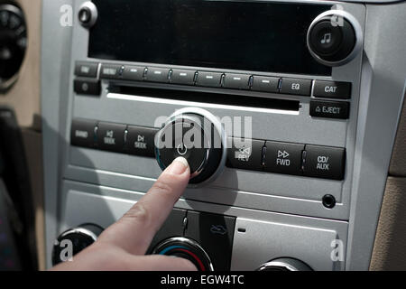 Bouton de puissance stéréo de voiture Banque D'Images