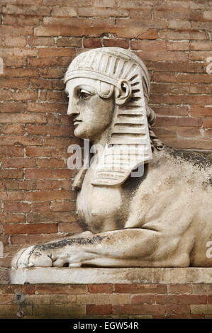 Sphinx statue dans un bâtiment de style renaissance à Urbino, Italie Banque D'Images