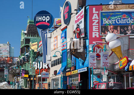 Niagara Falls, Ontario - Boutiques restauration aux touristes dans Niagara Falls, Clifton Hill quartier touristique. Banque D'Images