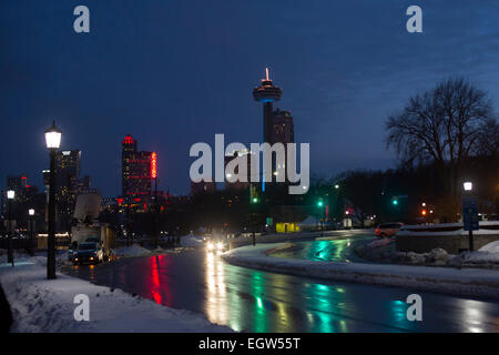 Niagara Falls, Ontario - la promenade du Niagara, avec la tour Skylon et du Fallsview Casino Resort dans la distance. Banque D'Images