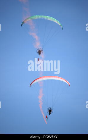 Un couple des parapentes powered Banque D'Images