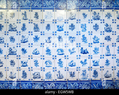 Azulejos portugais traditionnels carreaux peints Banque D'Images