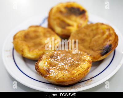 Pastéis de Belém - oeuf portugais flan avec de la cannelle et du sucre en poudre sur le dessus de la typique quartier de Belém à Lisbonne Banque D'Images