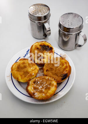 Pastéis de Belém - oeuf portugais flan avec de la cannelle et du sucre en poudre sur le dessus de la typique quartier de Belém à Lisbonne Banque D'Images