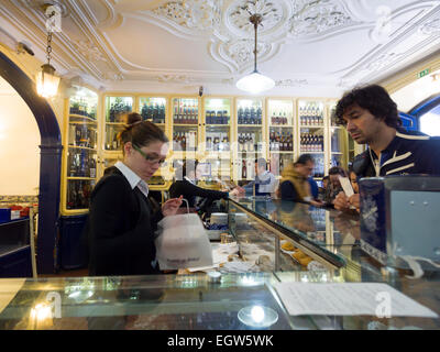 Les clients d'attente au guichet du Pastéis de Belém boulangerie dans le quartier de Belém, Lisbonne, Portugal, Europe Banque D'Images