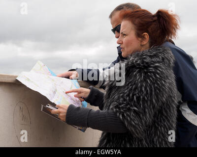 Les touristes perdus looking at map Banque D'Images