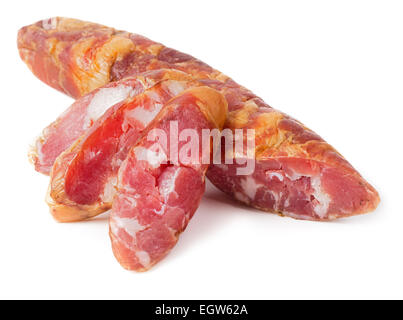 Tranches de saucisse de salaison à sec isolé sur fond blanc. Banque D'Images