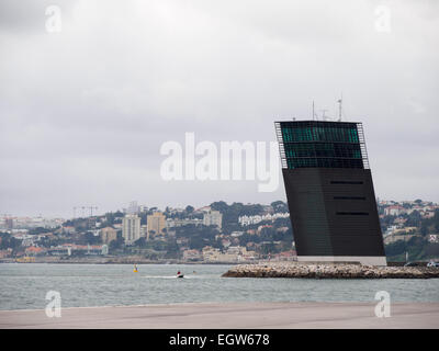 Centre de contrôle du trafic maritime tower à Lisbonne, Portugal, Europe Banque D'Images