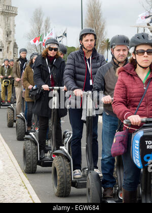 Les touristes en visite en Segway dans la région de Belém de Lisbonne, Portugal, Europe Banque D'Images