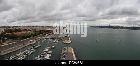 Vue panoramique sur le quartier de Belem, le Tage et le pont suspendu du 25 avril à Lisbonne, Portugal Banque D'Images
