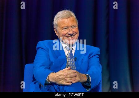 Birmingham, West Midlands, Royaume-Uni. 2 mars 2015. David Hamilton de l'hôte à l'enregistrement de la première "Le David Hamilton Show', une nouvelle série télévisée hebdomadaire à compter du 3 mars 2015 sur le nouveau canal Midlands grand centre d''une télévision. Organisé par le célèbre présentateur et animateur 'Diddy' David Hamilton Le spectacle présente des personnages célèbres de l'ensemble du spectre de la musique et de la télévision. Crédit : John Henshall/Alamy Live News PAR0487 Banque D'Images