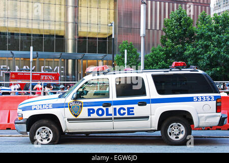 New York City Police car assis sur le côté de la route avec un pneu à plat Banque D'Images