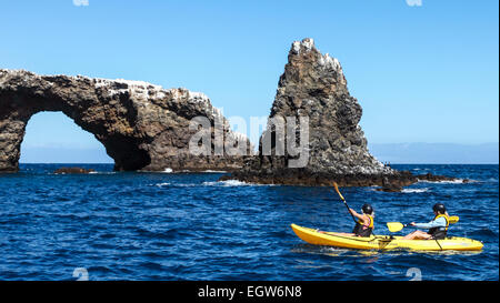 Les kayakistes par Arch Rock à Channel Islands National Park Banque D'Images