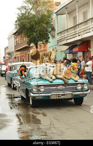 Vieille voiture verte classique décoré d'animaux bourrés pendant le défilé du carnaval à Ponce, Puerto Rico 2015 Banque D'Images