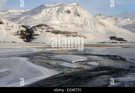 Flux important avec des blocs de glace dans le sud-ouest de l'Islande, la Route 1 (la rocade). Banque D'Images