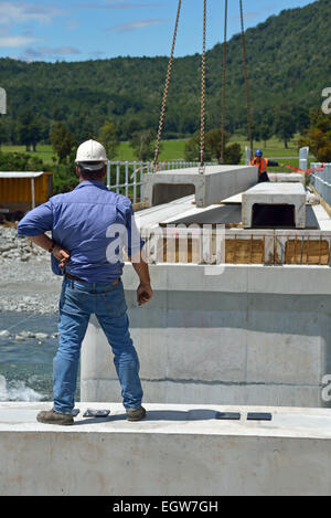 Builders construire un pont en béton, sur une petite rivière dans la région de Westland, Nouvelle-Zélande Banque D'Images