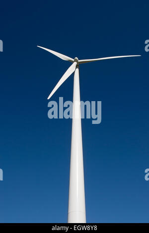 Wind turbine in blue sky Banque D'Images