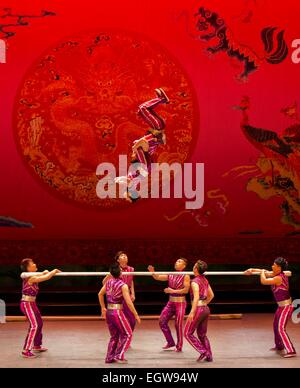 Toronto, Canada. 2e Mar, 2015. Effectuer les acrobates chinois 'Shaking Bar" pendant le Nouvel An chinois 2015 Carnaval au Sony Centre for the Performing Arts à Toronto, Canada, le 2 mars 2015. Organisé par l'Orchestre National de Diffusion de la Chine, ce rendement annuel a débuté le lundi pour célébrer le Nouvel An chinois. © Zou Zheng/Xinhua/Alamy Live News Banque D'Images