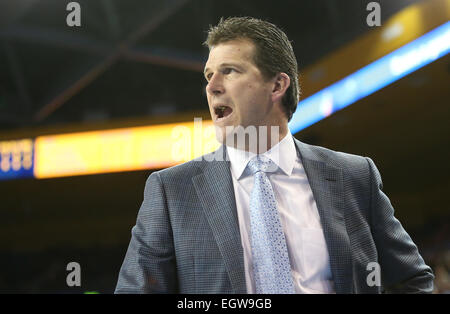 Les fonctionnaires. 1er mars 2015. Washington State Cougars et UCLA Bruins, Pauley Pavilion à Los Angeles, CA. L'entraîneur-chef de l'UCLA Steve Alford crie ses protestations aux fonctionnaires. © csm/Alamy Live News Banque D'Images