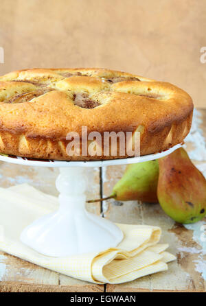 Gâteau fait maison aux poires et cannelle Banque D'Images