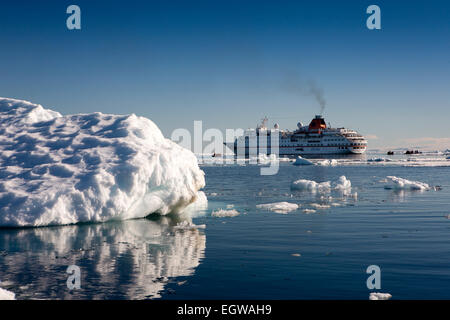 L'antarctique, mer de Weddell, Antarctique, croisière parmi les icebergs et MS Hanseatic pack ice Banque D'Images