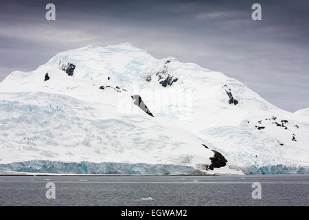 L'Antarctique, l'île Livingston, collines enneigées et les glaciers à travers Mugla Passage de la demi-lune est Banque D'Images