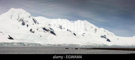 L'Antarctique, l'île Livingston, collines enneigées et les glaciers à travers Moon Bay à partir de la demi-lune est, vue panoramique Banque D'Images