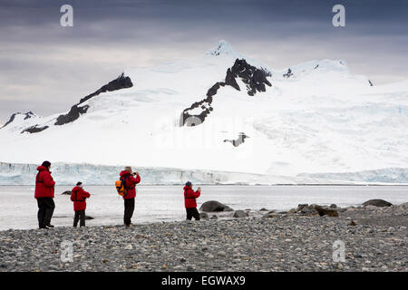 L'antarctique, est la demi-lune, les passagers des bateaux de croisière sur shore excursion Banque D'Images