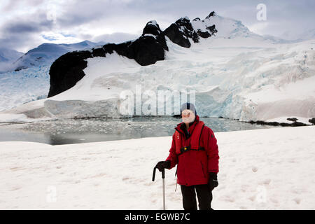 L'antarctique, la Terre de Graham, Paradise Bay, visiteur en face de glacier Banque D'Images