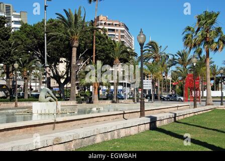 Statue rameur/fontaine dans le parc de Nicolas Salmeron, Almeria, la Province d'Almeria, Andalousie, Espagne, Europe de l'Ouest. Banque D'Images