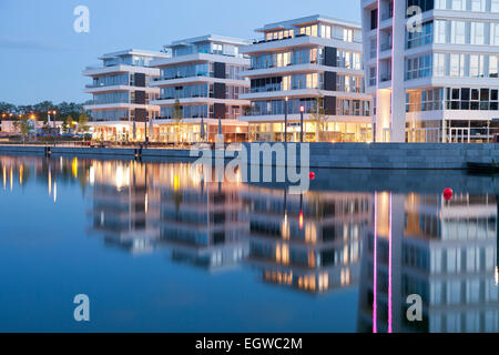 L'architecture moderne au nouveau Phoenix-See Lake, Dortmund, Rhénanie du Nord-Westphalie, Allemagne, Europe Banque D'Images