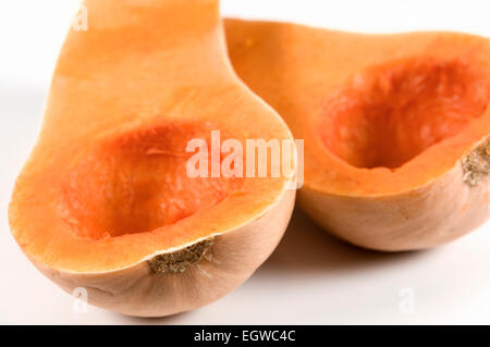 Courge Butternut coupées en deux et épépinées sur fond blanc Banque D'Images