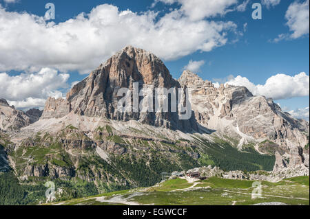 Mt Tofana di Rozes, 3225 m, à l'avant la station de montagne le 5 Torri télésiège, Dolomites, Cortina d'Ampezzo, Veneto Banque D'Images